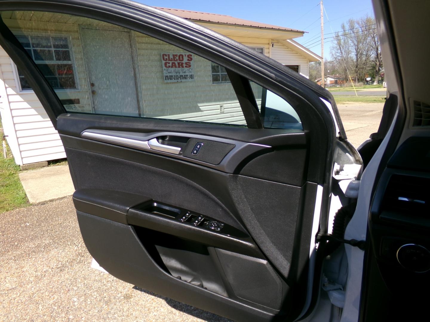 2015 White /Black Ford Fusion SE (1FA6P0H70F5) with an 2.5L L4 DOHC 16V engine, automatic transmission, located at 401 First NE, Bearden, AR, 71720, (870) 687-3414, 33.726528, -92.611519 - Photo#6